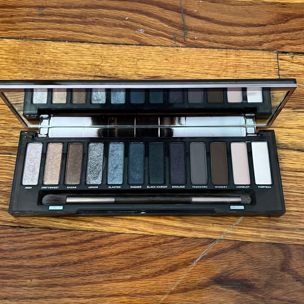 UD Naked Smoky eyeshadow palette